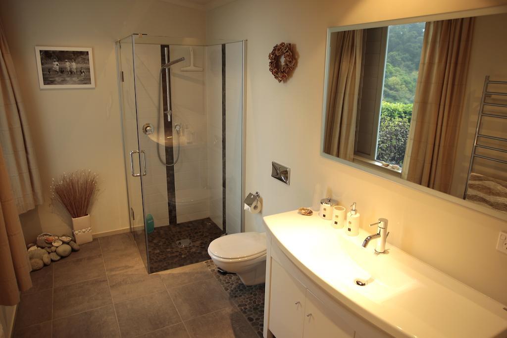 The Bay Lodge Pohara Bilik gambar